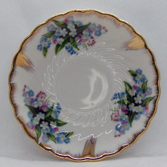 VTG Japanese teacup and saucer set, with a Forget-Me-Not floral pattern and gold - Picture 7 of 11